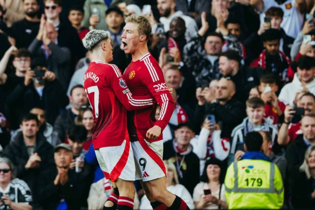 Manchester United tekuk Brentford 2-1