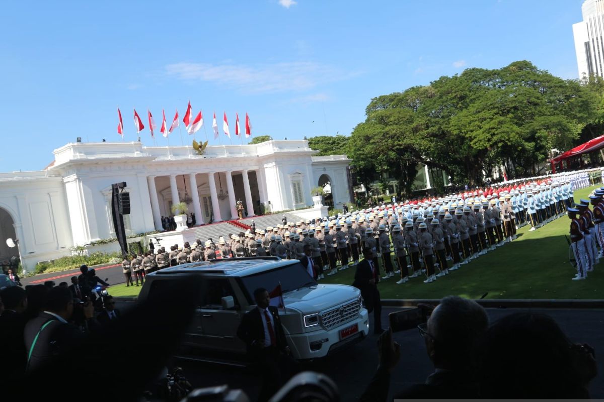 Jokowi meninggalkan Istana Merdeka usai purnatugas sebagai Presiden