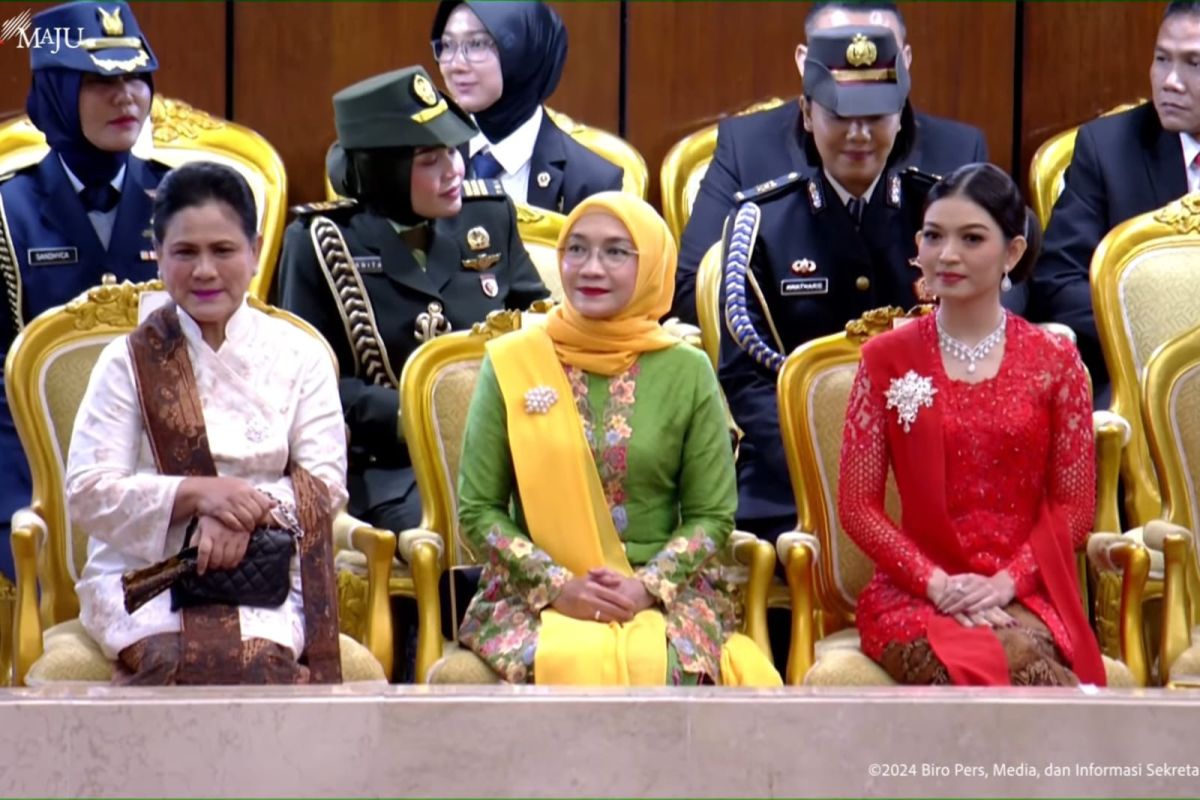 Kebaya "Merah Putih" Selvi Ananda dan Iriana jadi perhatian warga