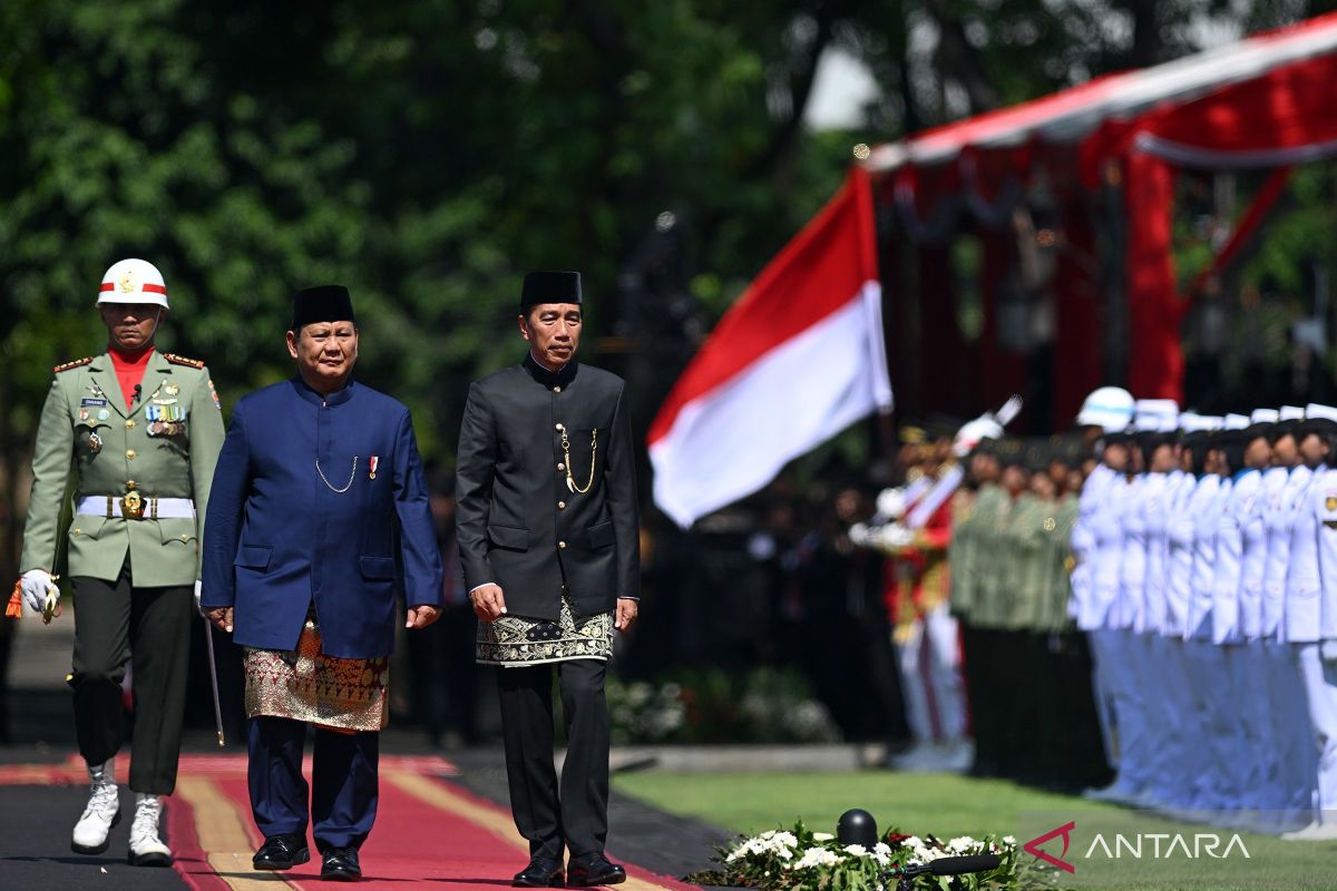 Jokowi sapa masyarakat dalam perjalanan pulang usai purnatugas