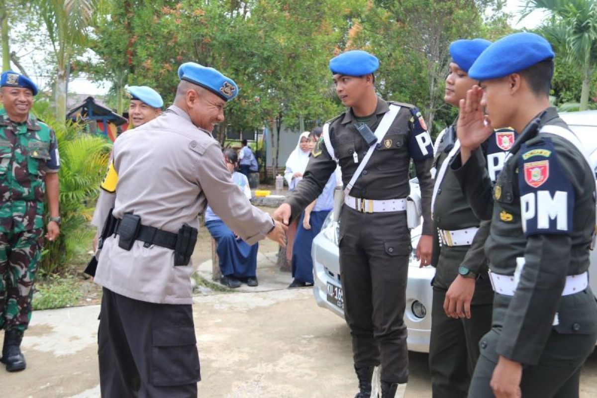 Bantuan Sepatu Sekolah Kepada Siswa SMPN 1 Tanjung Selorpada Sinergitas TNI Polri dan HUT Propam2024