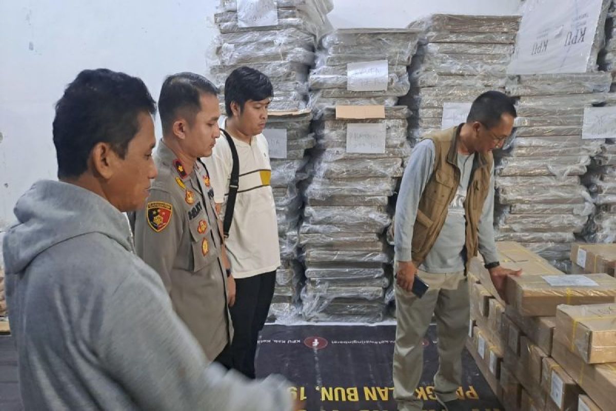 Polres Kobar lakukan pengamanan logistik Pilkada 2024