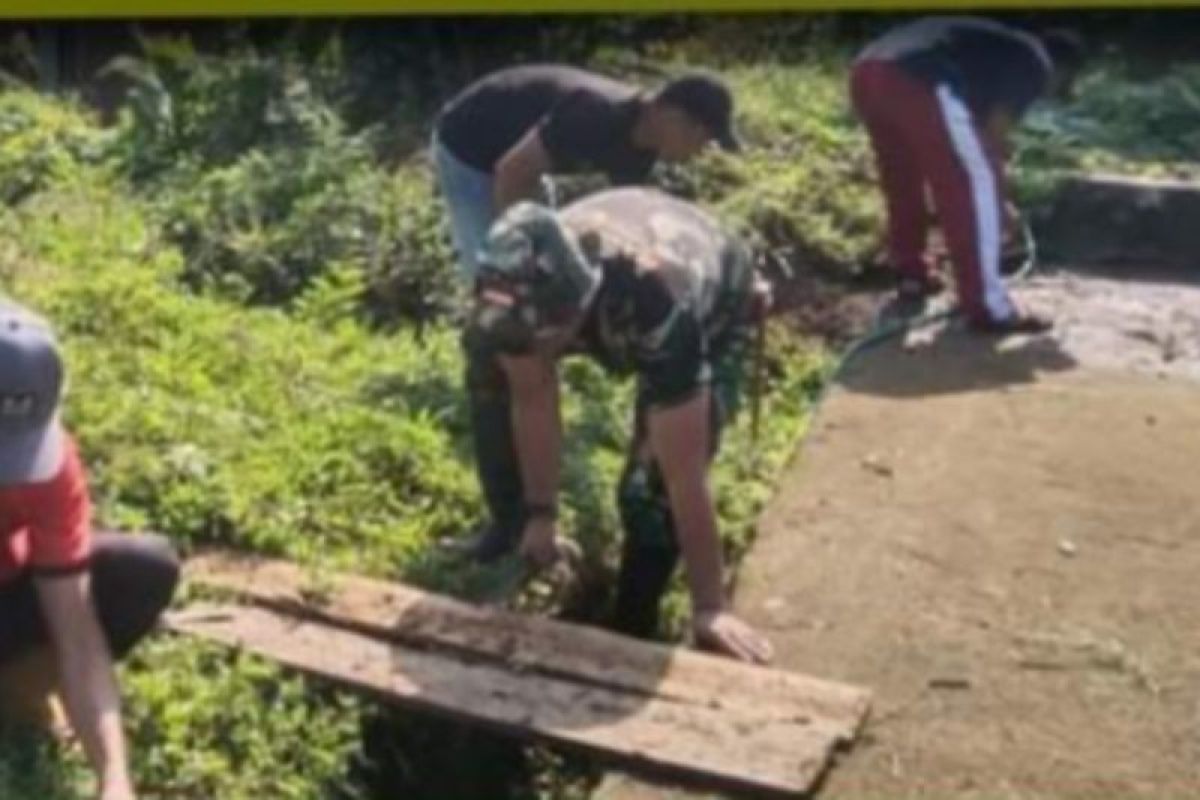 TNI bersama masyarakat gotong royong bersihkan lingkungan cegah banjir