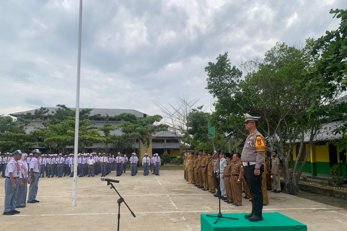 AKP Fandri sampaikan pesan pentingnya etika berkendara di SMKN 2 Tembilahan