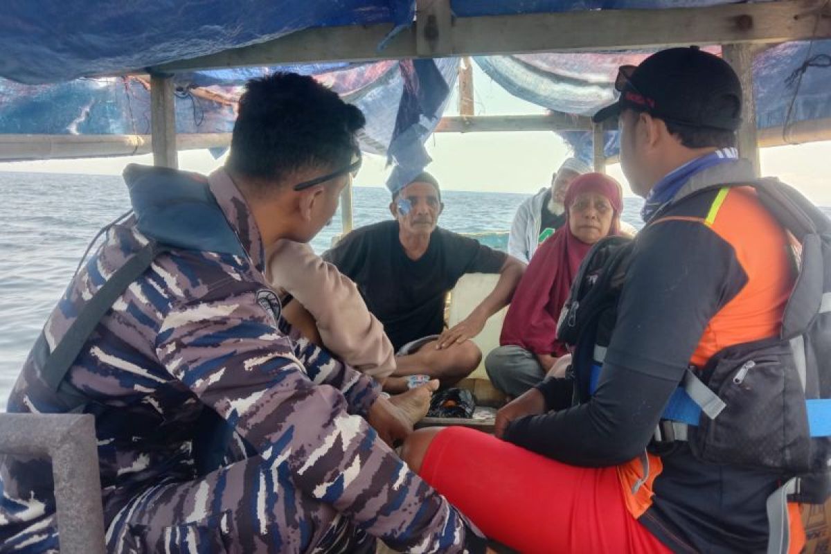 Tim SAR temukan suami-istri terombang-ambing di Laut Sikka