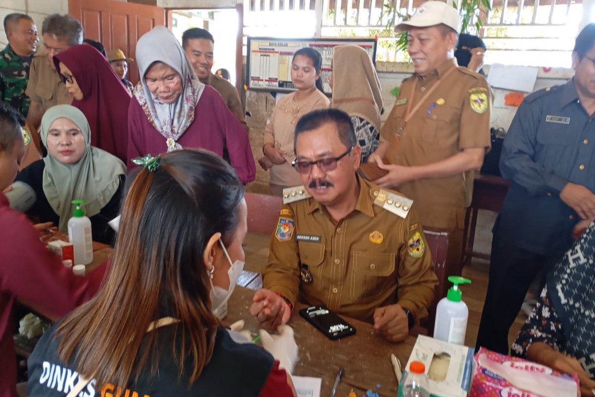 Puluhan warga manfaatkan layanan kesehatan saat Harganas di Gumas