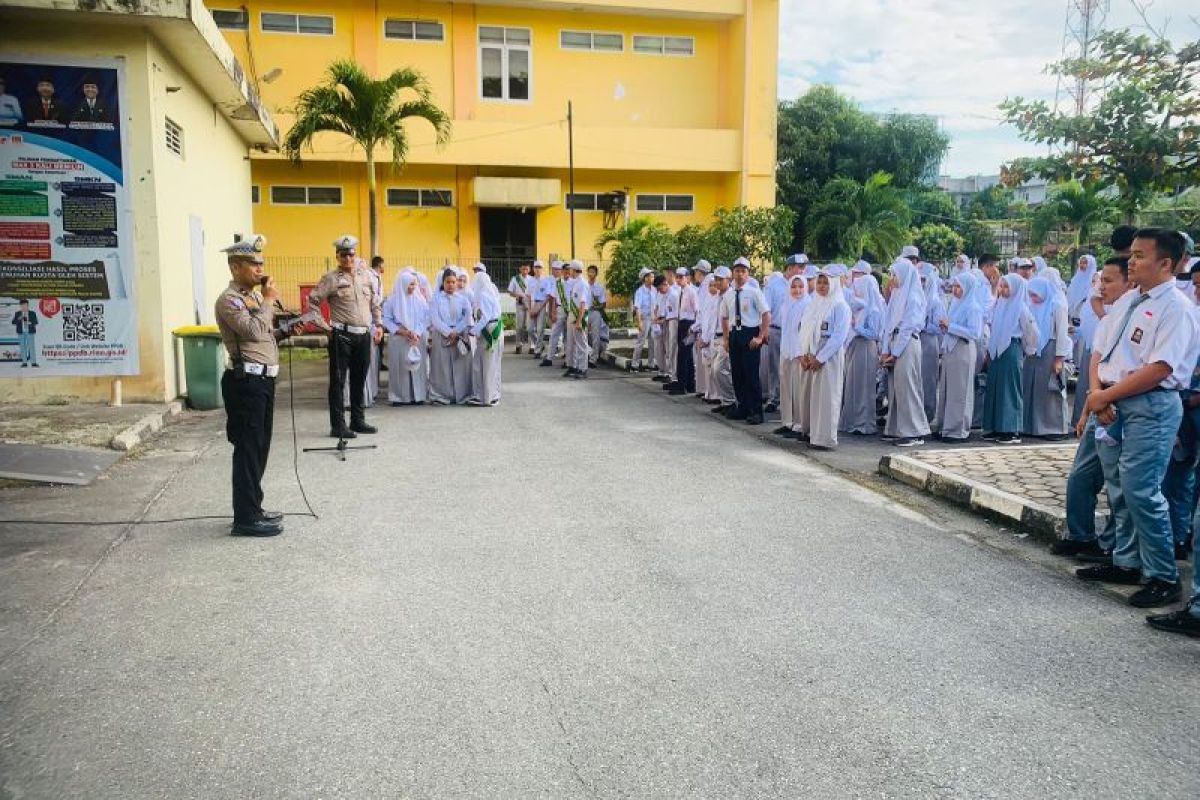 Polantas ajak guru dan siswa di Pekanbaru jadi pemilih yang cerdas saat pilkada