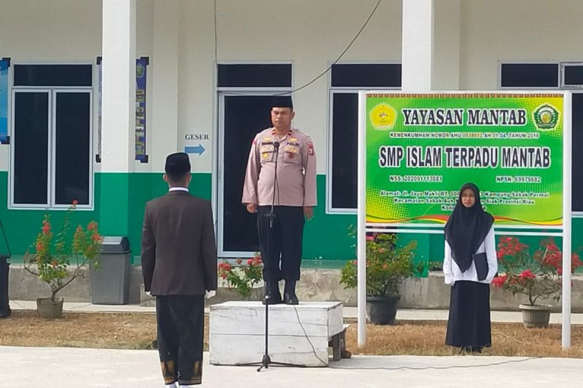 Kapolsek Sabak Auh pimpin upacara Hari Santri Nasional di Ponpes Hidayatul Qur'an