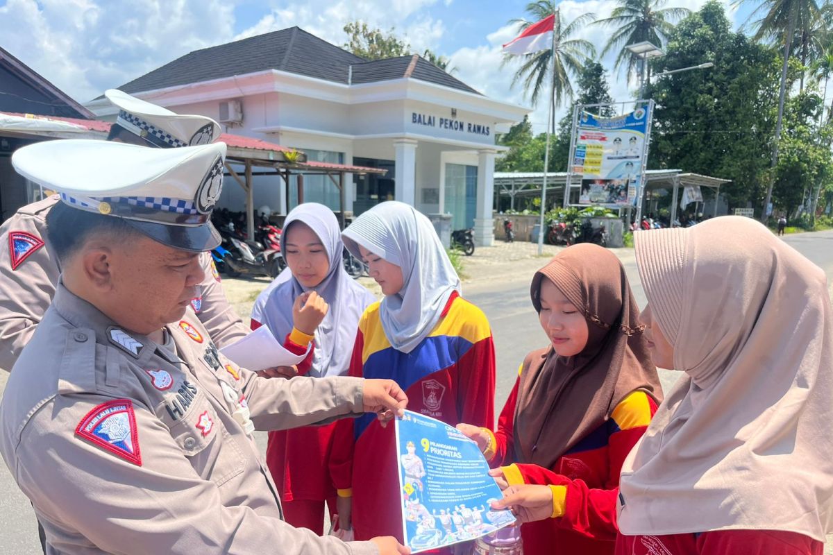 Polres Pesisir Barat bagikan brosur tertib berlalu lintas