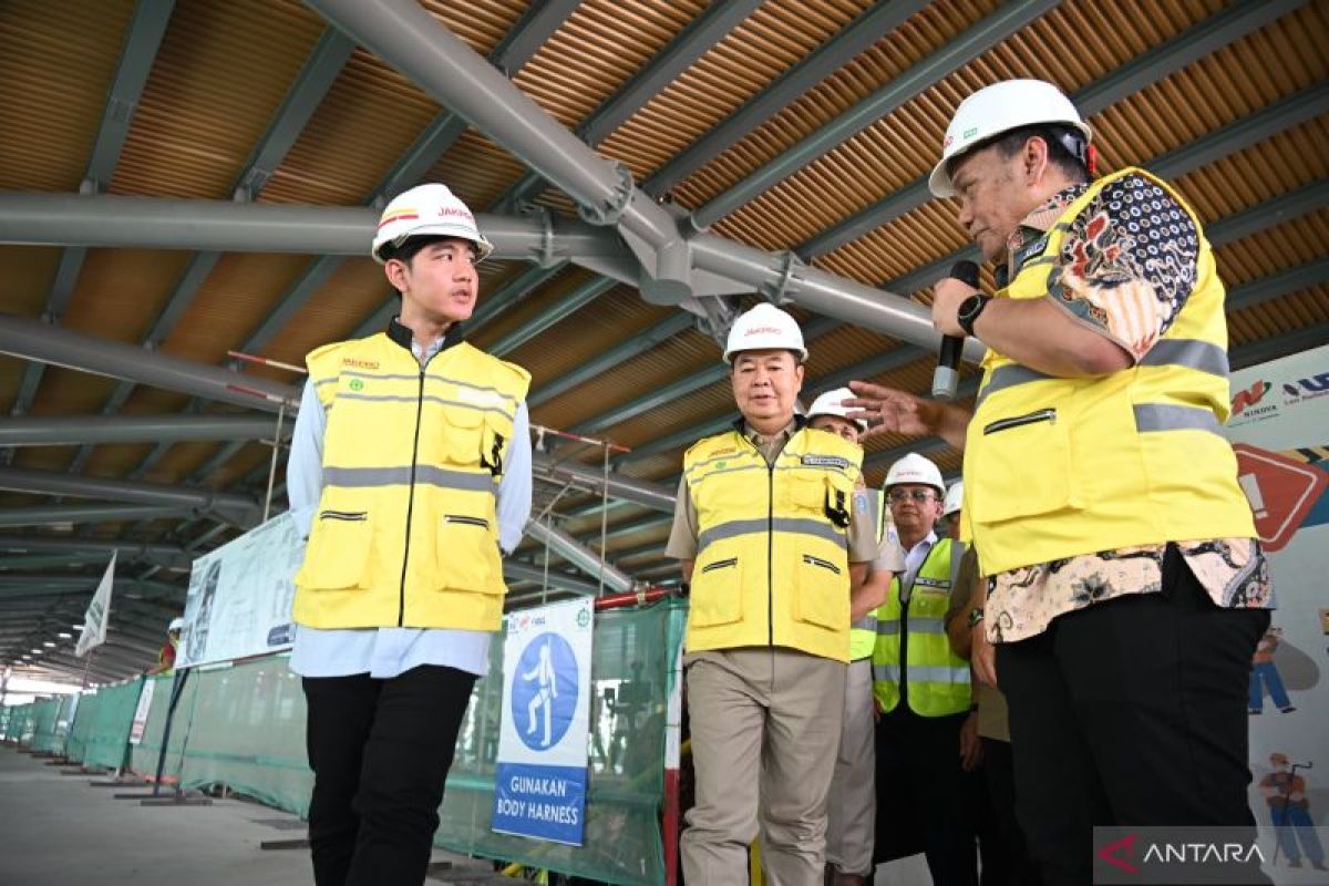 Gibran tinjau pembangunan proyek LRT Fase 1B Velodrome-Manggarai