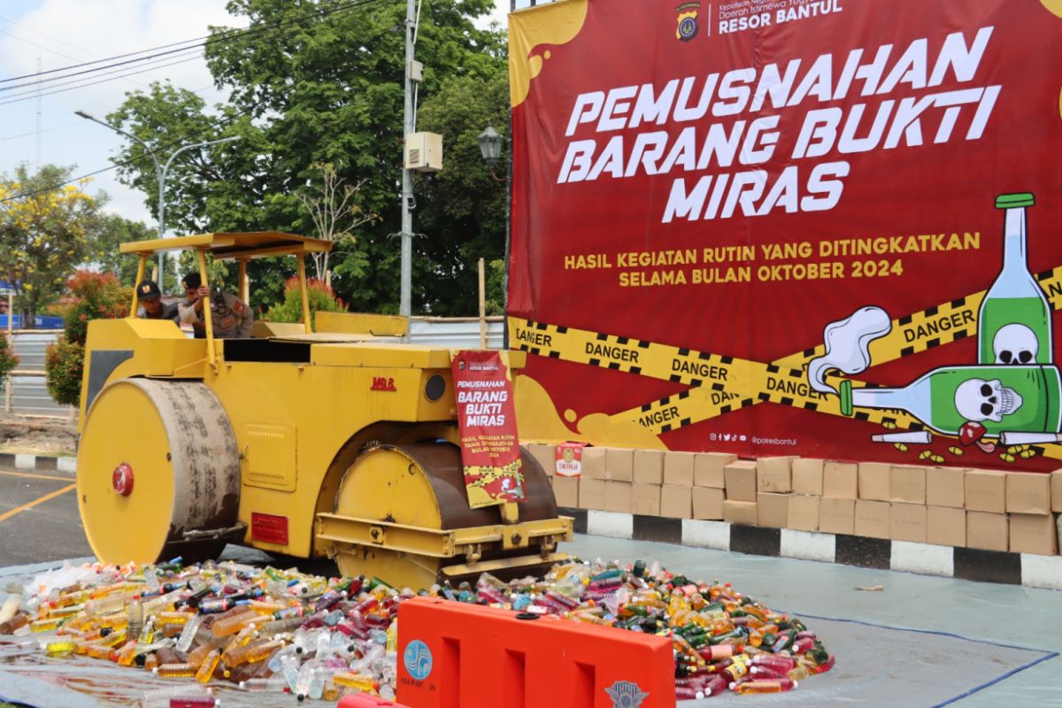 Polres Bantul memusnahkan ribuan botol minuman keras