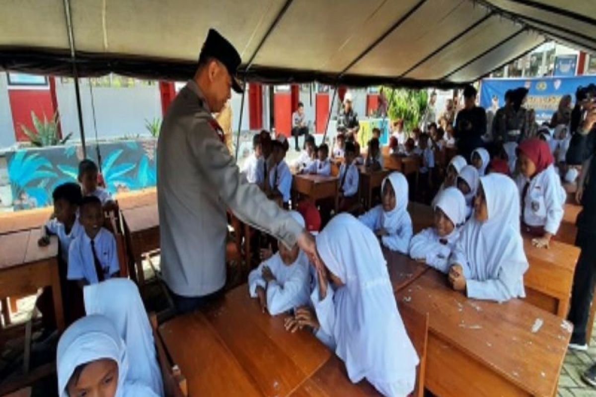 Polda Sulbar menggelar makan sehat dan bergizi untuk murid SD di Mamuju