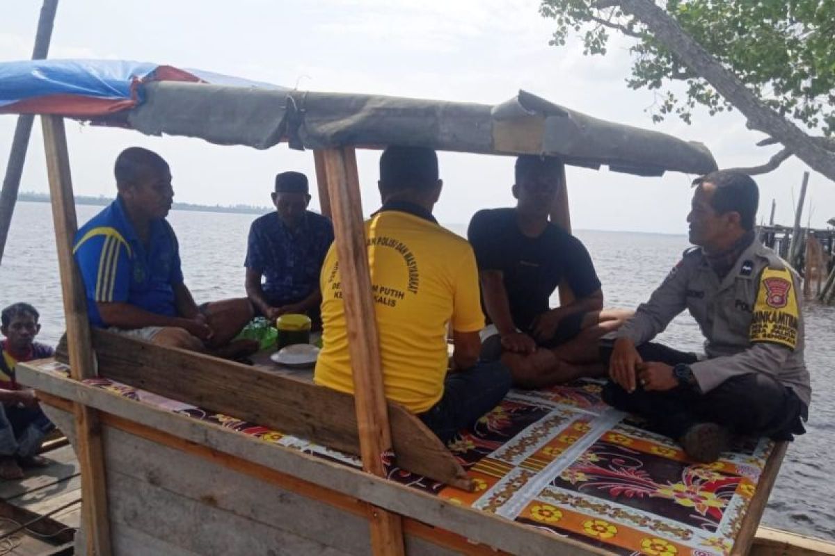 Bhabinkamtibmas Polsek Bengkalis sambangi nelayan di wilayah Pesisir