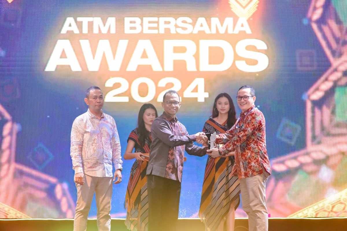 Bank Nagari raih dua penghargaan bergengsi "The Top Digital Transformations Regional Bank Artajasa dan Best Brand Image The Iconomics"