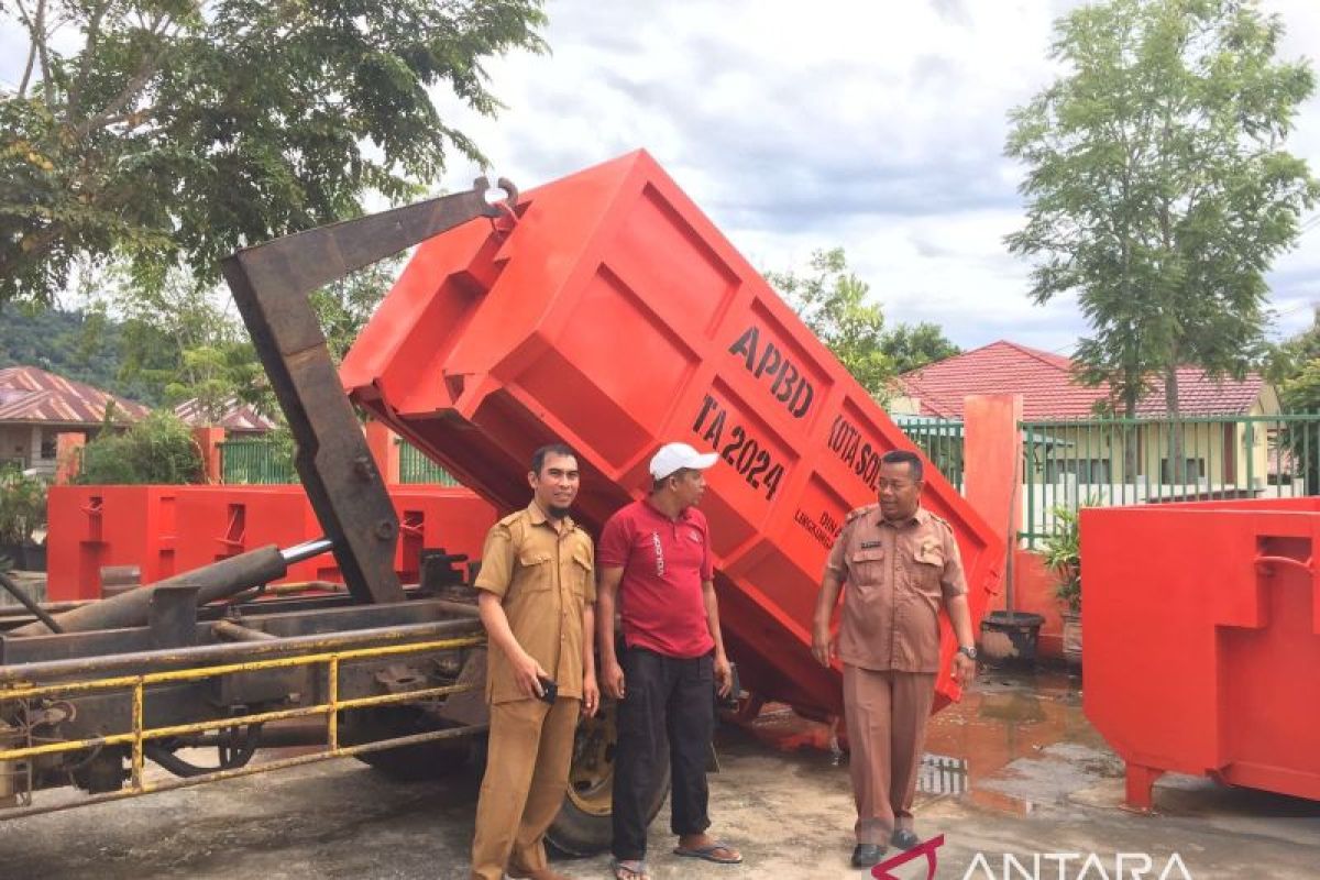 DLH Kota Solok serahkan bak kontainer sampah ke Lapas IIB Solok