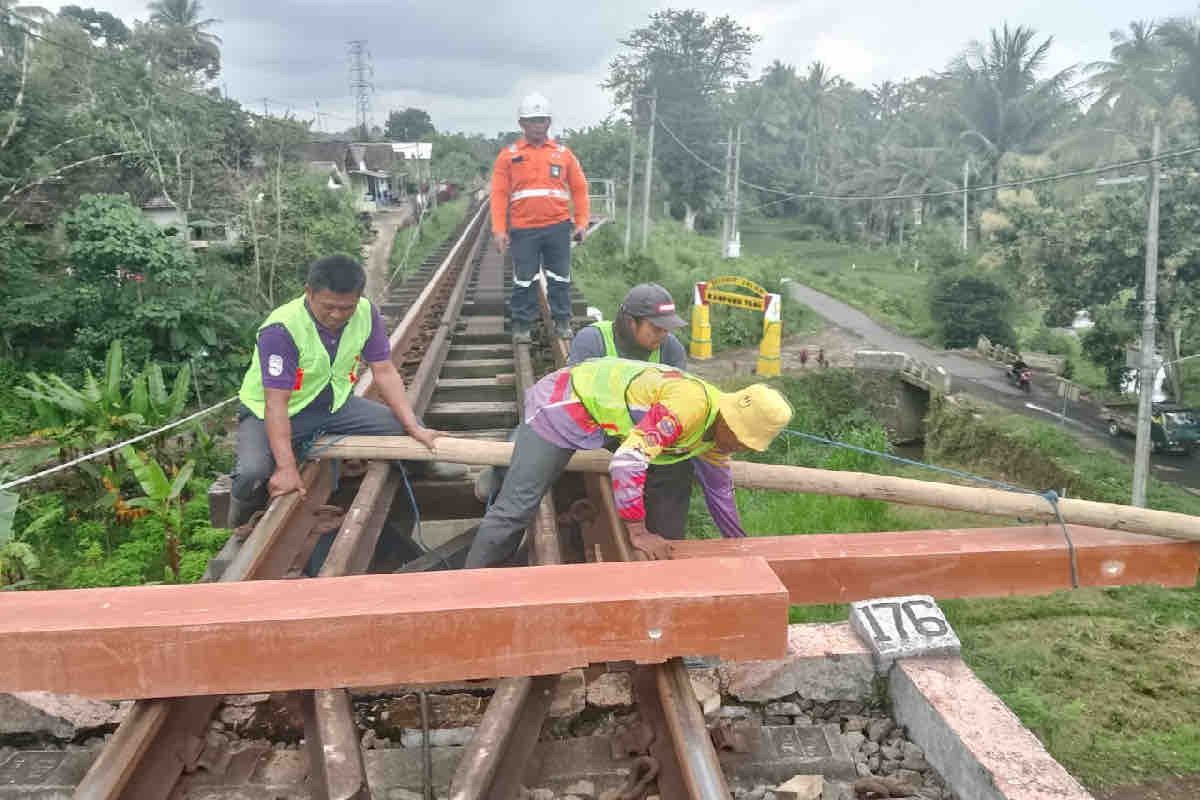 KAI ganti bantalan rel kayu ke sintetis untuk keselamatan KA