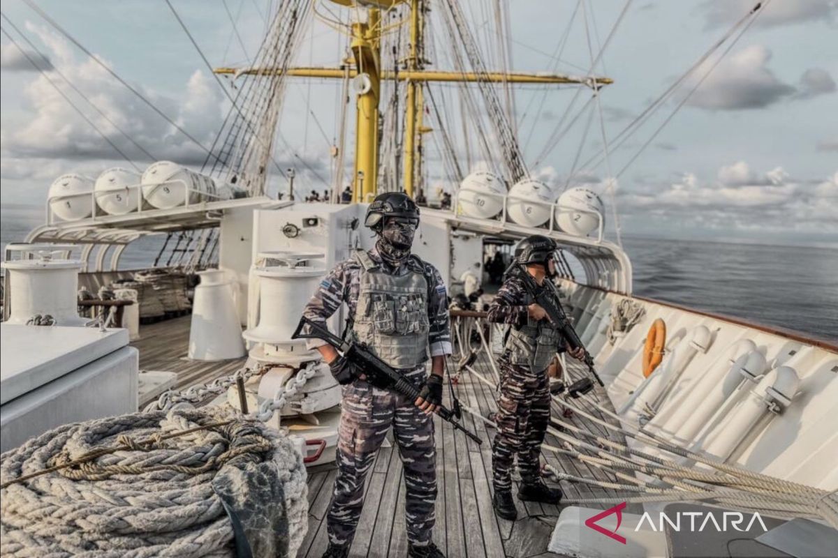 KRI Bima Suci siaga saat berlayar pulang melintasi perairan rawan di Laut Sulu