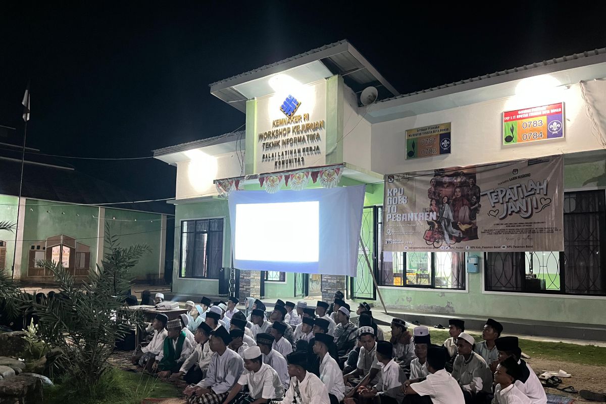 KPU Pasaman Barat sosialisasikan pilkada dengan "nobar" bersama santri