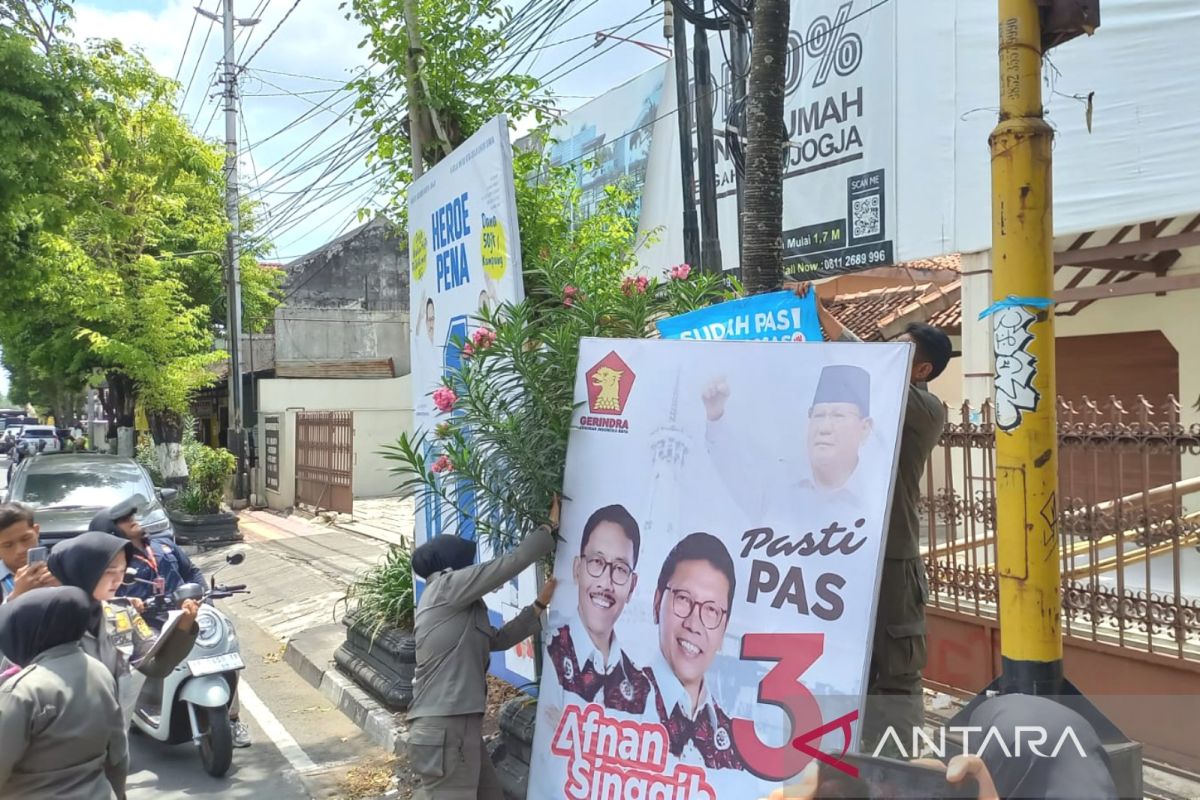 Satpol PP Kota Yogyakarta tertibkan ratusan APK langgar aturan