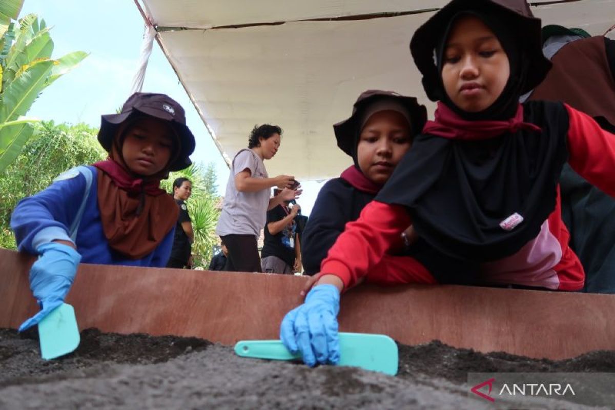 Belajar arkeologi sejak dini