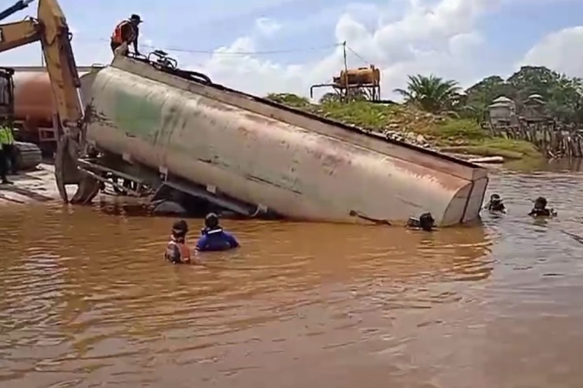 Truk CPO terjun ke sungai di Pelalawan, sopir tewas