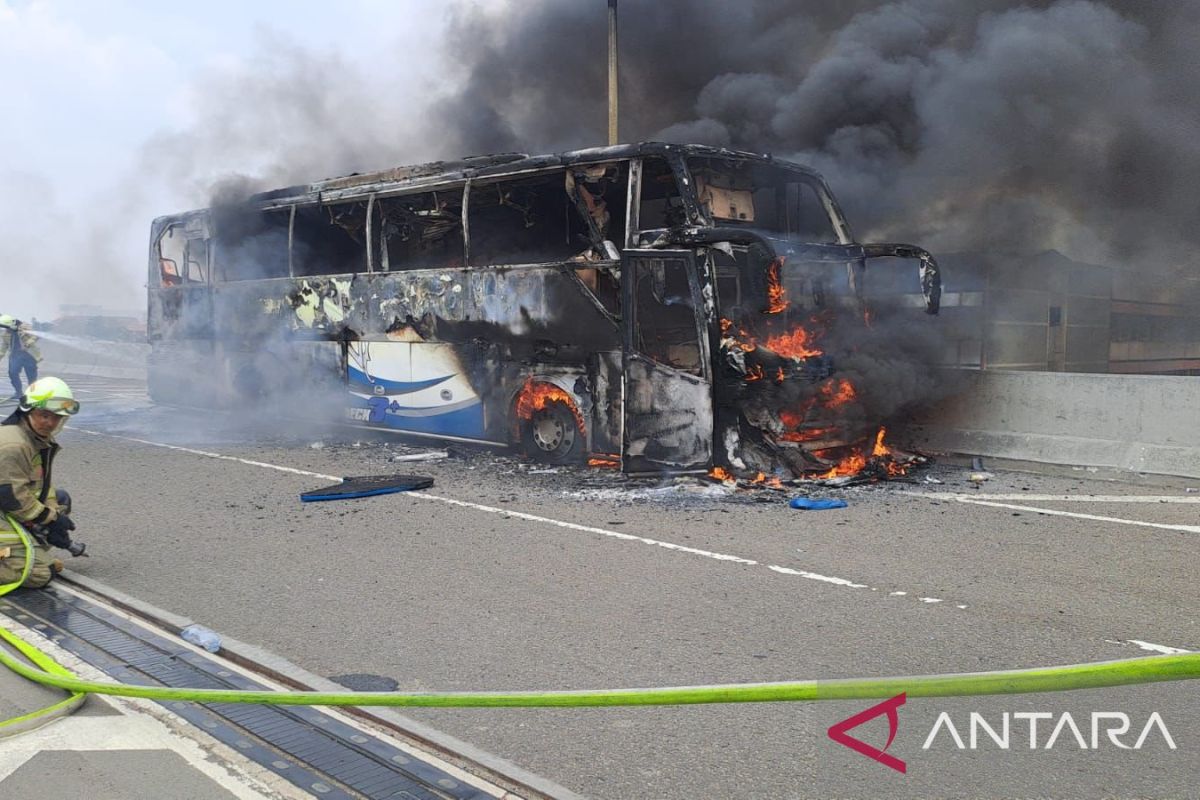 Bus rombongan anak TK hangus terbakar di ruas Tol Becakayu