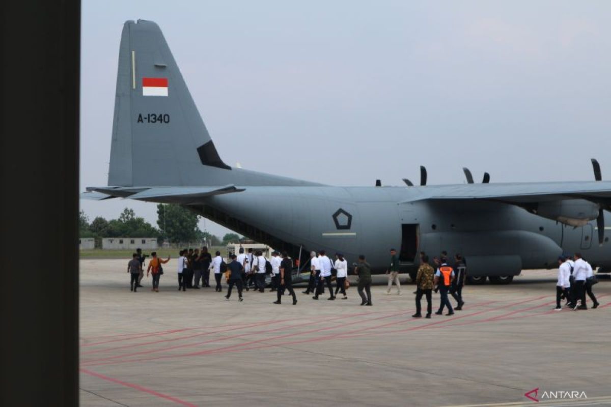 Jajaran menteri naik Pesawat Super Hercules ke Magelang untuk pembekalan