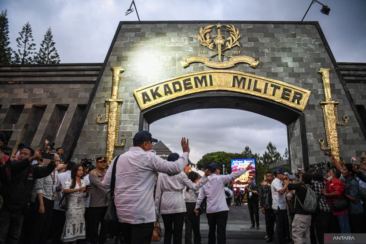 Anggota kabinet pakai loreng komcad saat pembekalan cegah korupsi