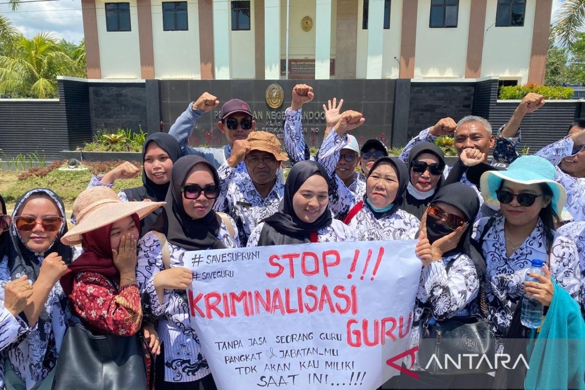 Ribuan guru padati PN Andoolo dukung Supriyani jalani sidang perdana