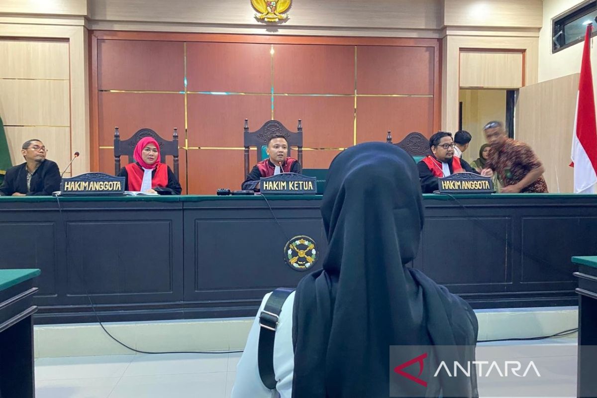 Guru honorer SDN 4 Baito Supriyani sidang perdana di PN Andoolo Konsel