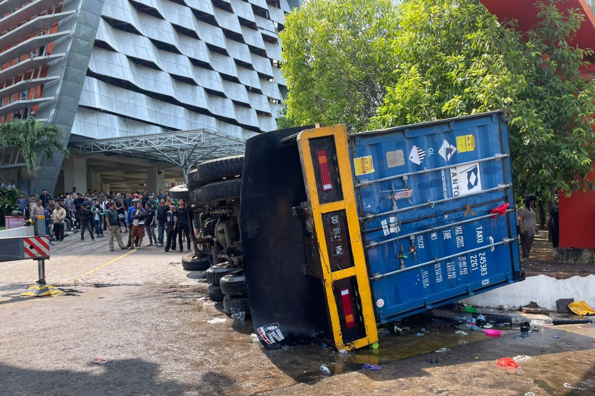 Truk kontainer terbalik di jalan Ap Pettarani Makassar tumpahkan minyak goreng di jalan