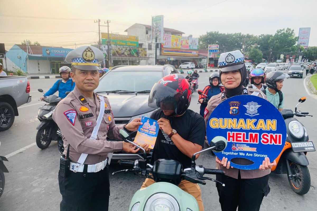 Satlantas Polresta Pekanbaru sapa pengguna jalan di tengah persiapan pilkada