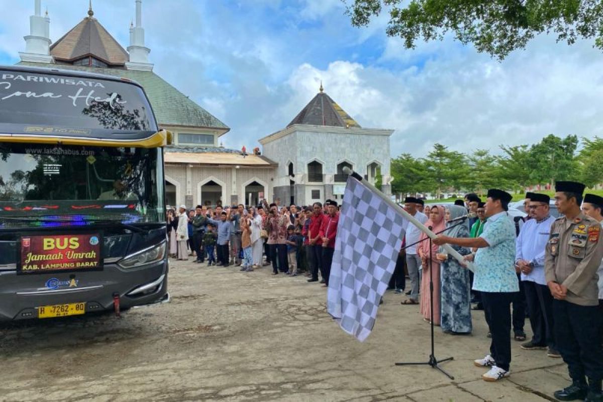 Pemkab Lampung Barat lepas 35 calon jamaah umrah ke Tanah Suci