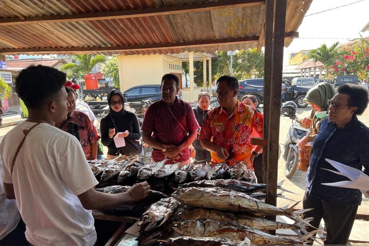 Pemkab Jayapura sidak Pasar Phaara mencegah kenaikan harga bahan pokok