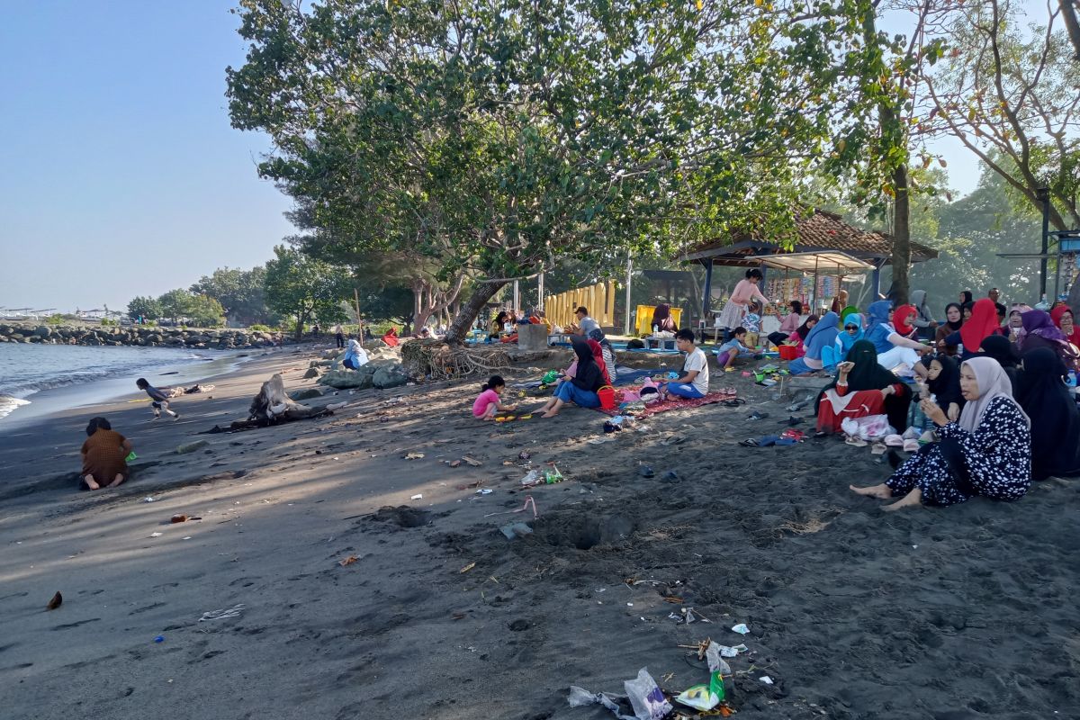 Pedagang pinggir pantai Loang Baloq Mataram ditata