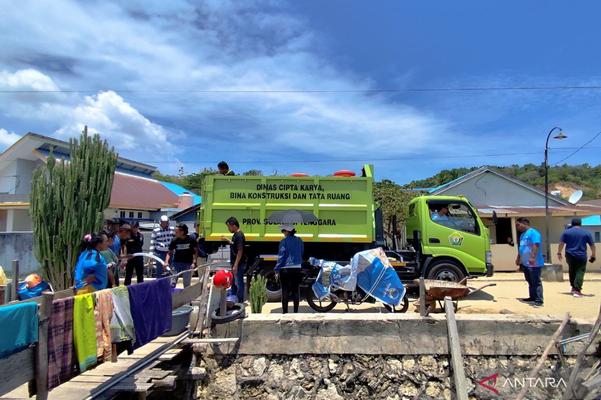 Pemprov Sultra salurkan ribuan liter air bersih ke masyarakat di pesisir Konawe