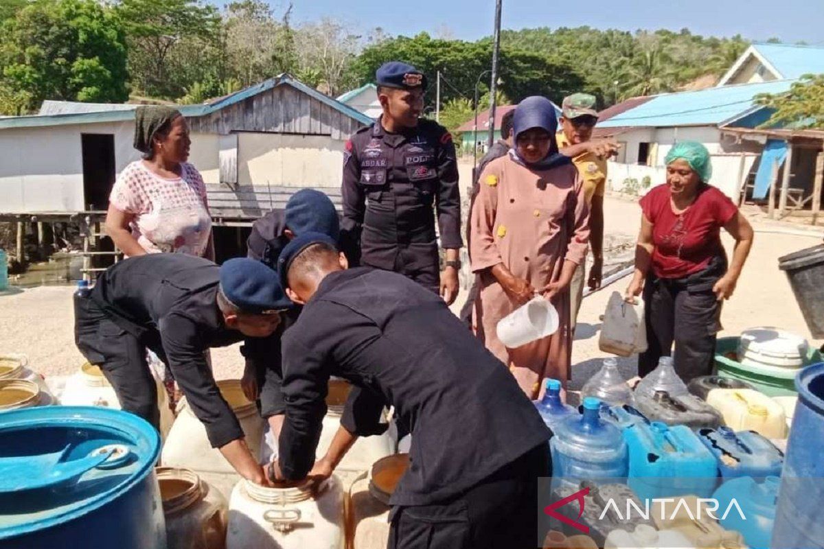 Brimob Polda Sultra distribusi air bersih ke desa pesisir  Konawe