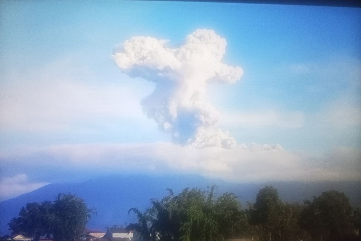 Gunung Marapi Sumbar erupsi diiringi dentuman