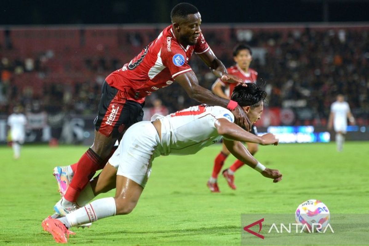 Bali United merebut pucuk klasemen setelah taklukkan Persis Solo skor 3-0