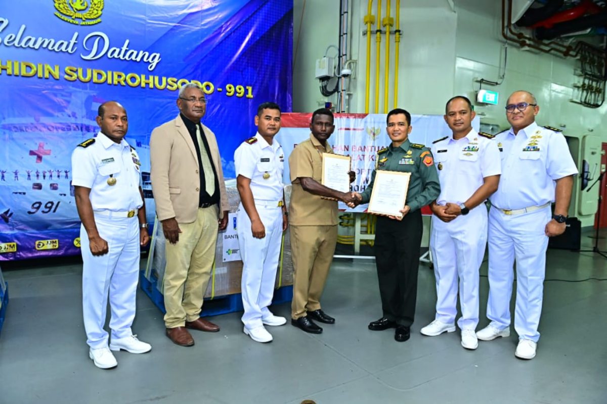 Satgas Port visit menyalurkan bantuan obat-obatan kepada Solomon