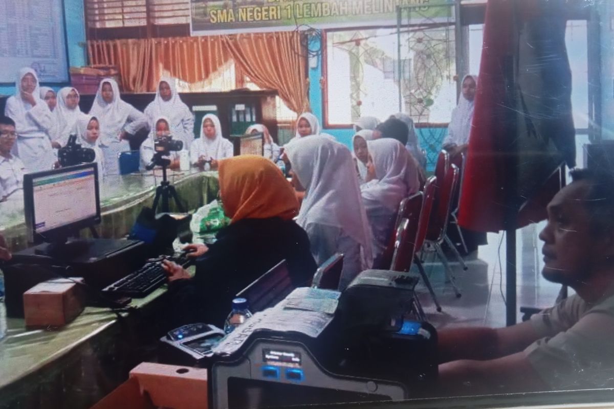 Disdukcapil Pasaman Barat rekam KTP elektronik siswa di sekolah