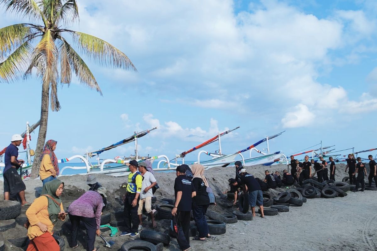 Antisipasi abrasi, Tanggul "ban insang" dipasangan di Pantai Penghulu Agung Mataram