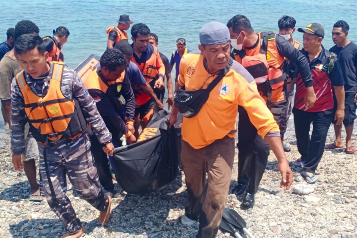 Tim SAR evakuasi nelayan jatuh saat memancing di Alor