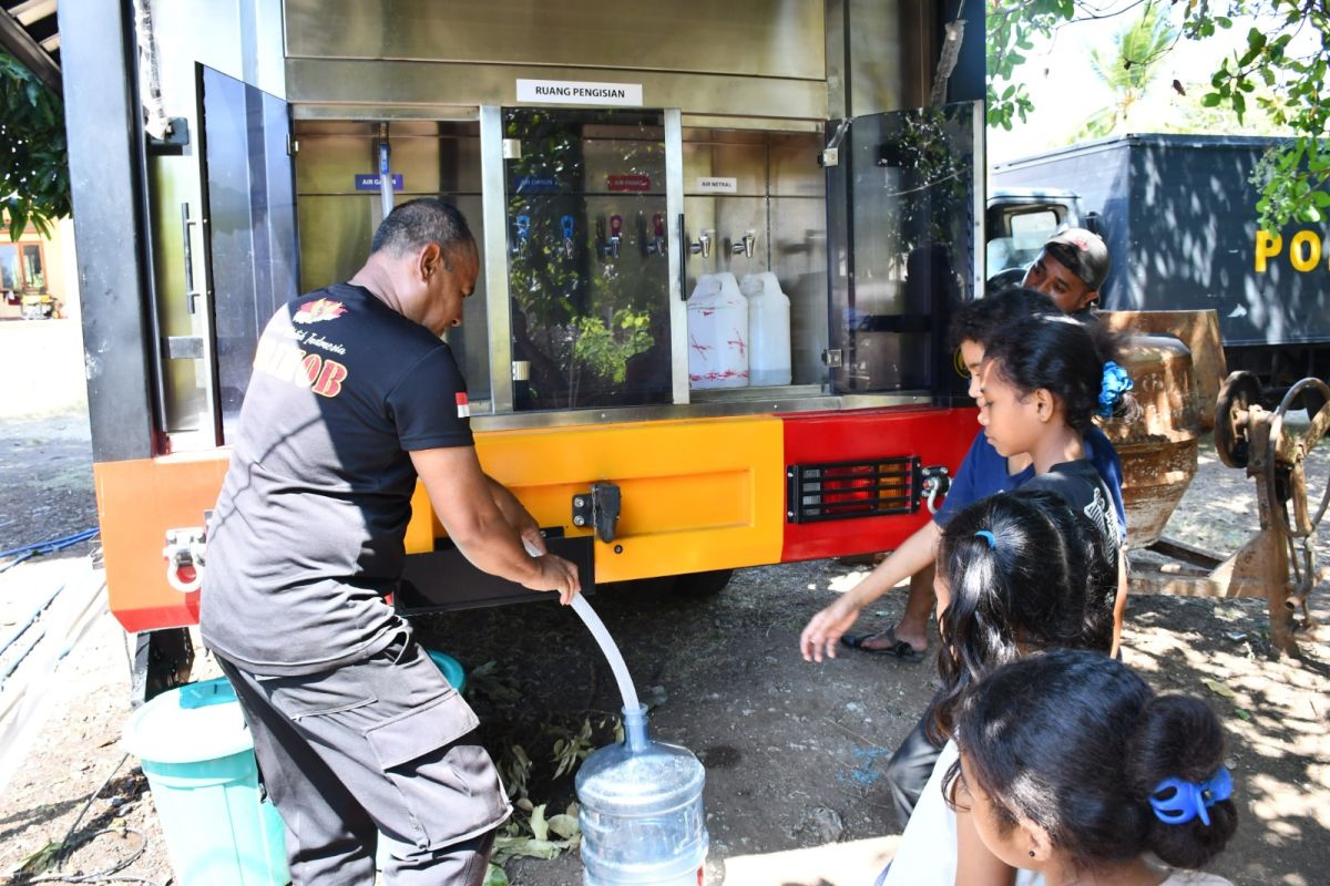 BKO Polda NTT bantu air bersih siap konsumsi kepada warga