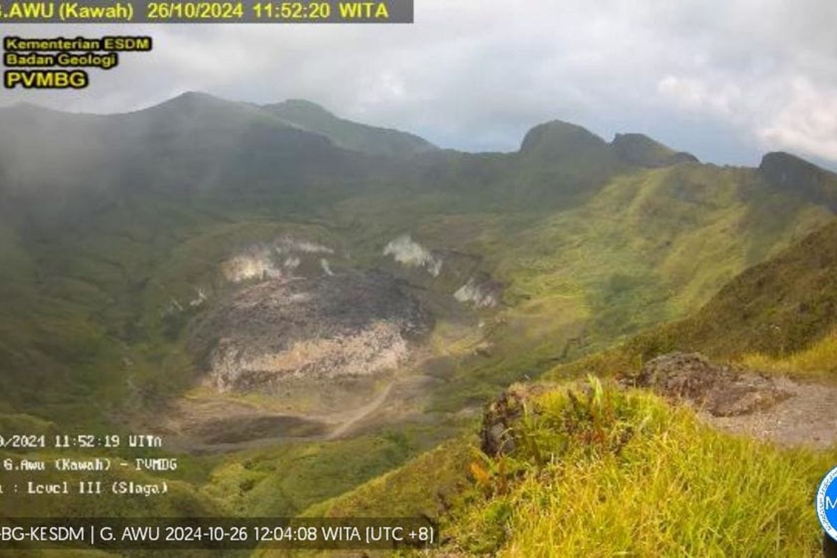 Warga diimbau tak dekati kawah Gunung Awu