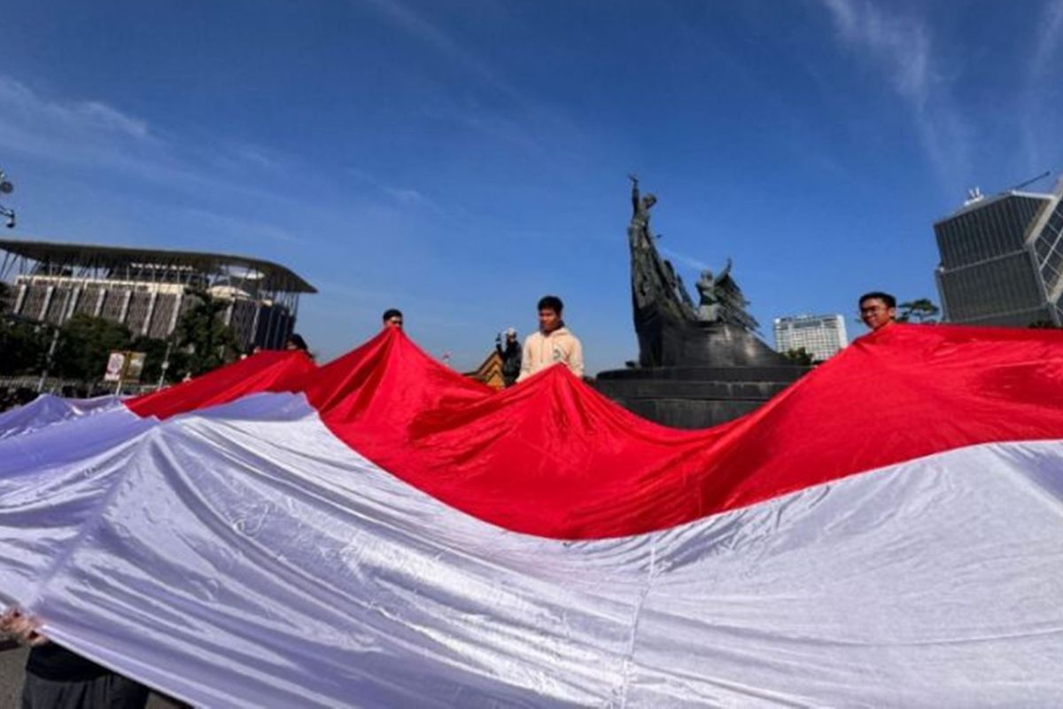 Peringati Hari Sumpah Pemuda  bendera merah putih 79 meter berkibardi Riau