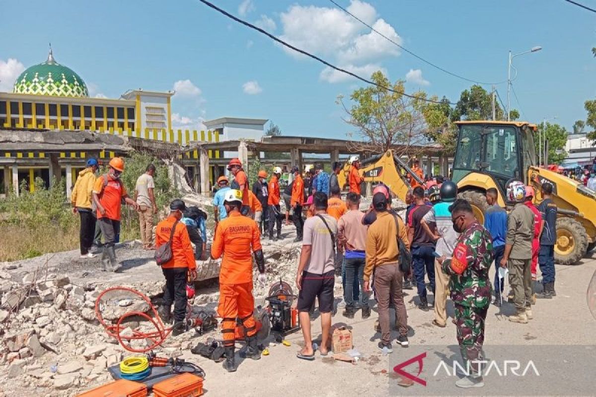 Bangunan di Pasar Wameo Kota Baubau roboh timpa dua orang