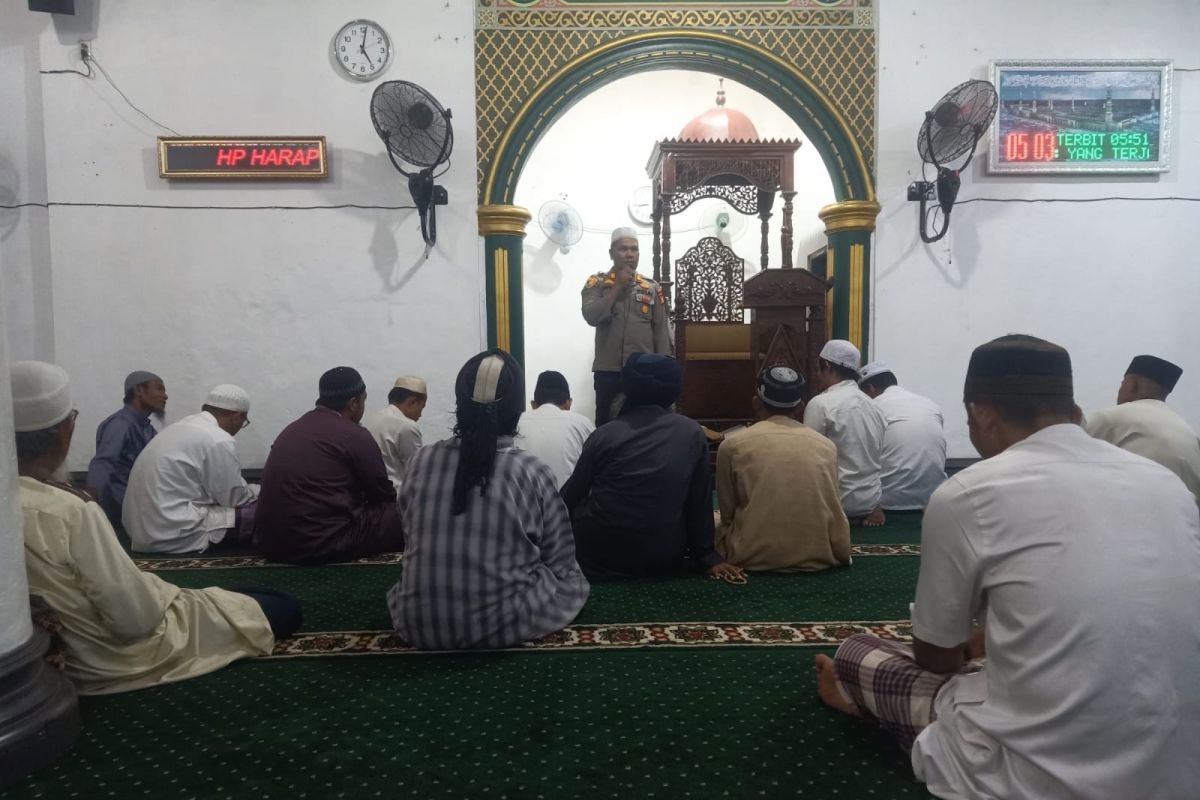 Lakukan subuh keliling, Kapolsek Bungaraya sampaikan pesan pilkada damai