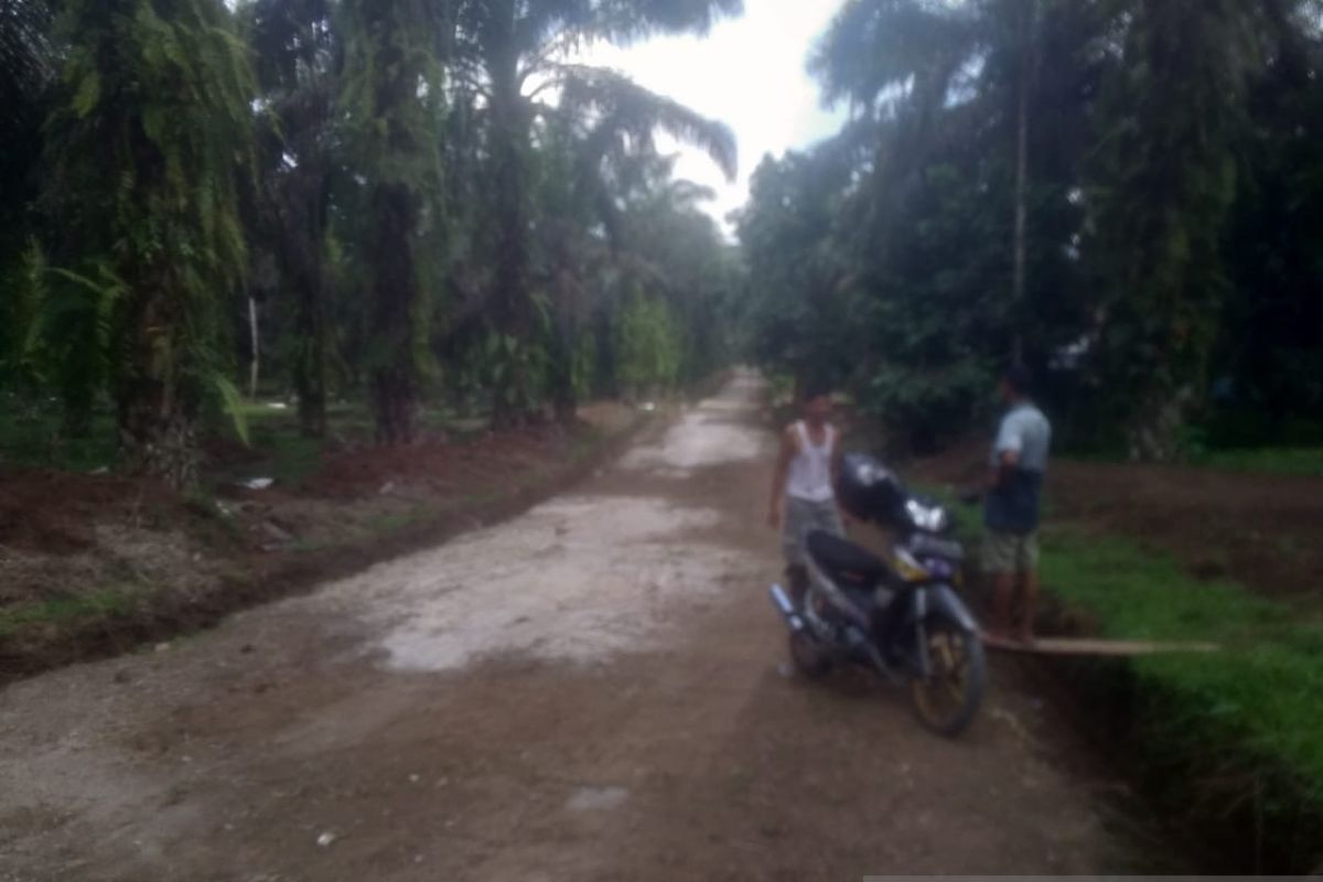 Sekelompok warga Bawan Agam datangi wali nagari pertanyaan pembangunan jalan