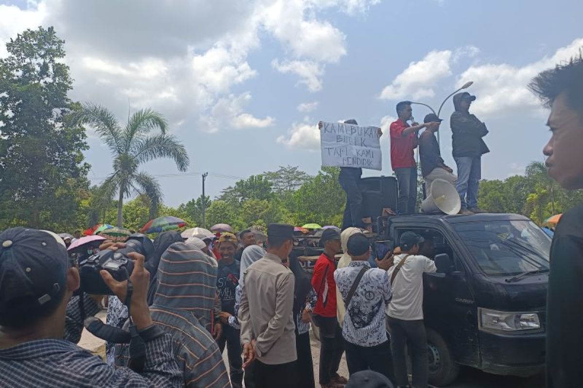 Guru Supriyani dapat tambahan dukungan dari mahasiswa saat jalani sidang di PN Andoolo